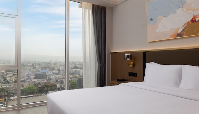 Golden Tulip Kin-Oasis Kinshasa - Standard Room king bed
