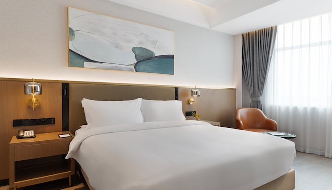Golden Tulip Kin-Oasis Kinshasa - Deluxe Room king bed