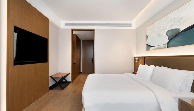 Golden Tulip Kin-Oasis Kinshasa - Deluxe Room king bed