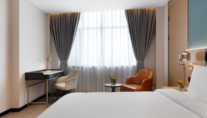 Golden Tulip Kin-Oasis Kinshasa - Executive Room king bed