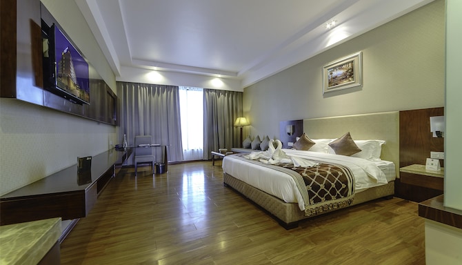 Golden Tulip Kukas Jaipur - Room