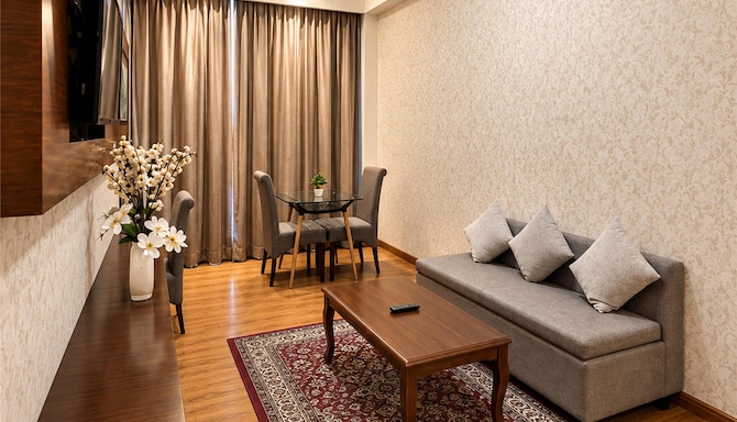 Golden Tulip Kukas Jaipur - Suite Room