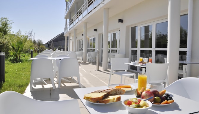 Golden Tulip La Baule Hôtel and Résidence - Petit dejeuner en terrasse