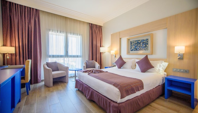 GOLDEN TULIP LE DIPLOMATE COTONOU - Chambres / Logements