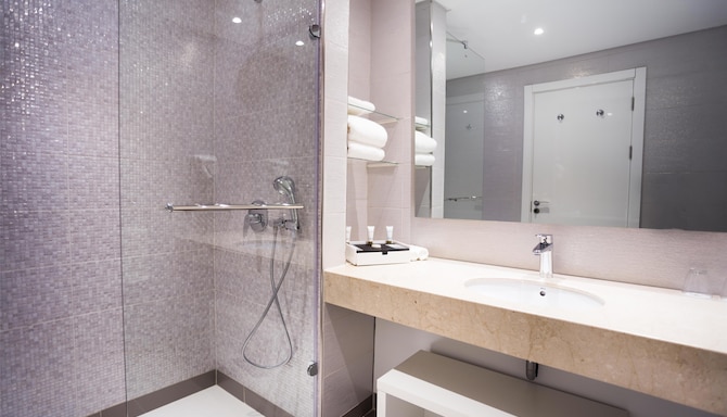 GOLDEN TULIP LE DIPLOMATE COTONOU - Bathroom