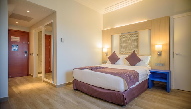 GOLDEN TULIP LE DIPLOMATE COTONOU - Chambres / Logements
