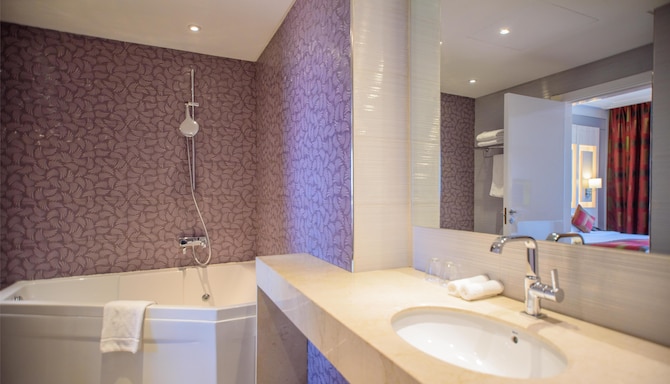 GOLDEN TULIP LE DIPLOMATE COTONOU - Bain de suite
