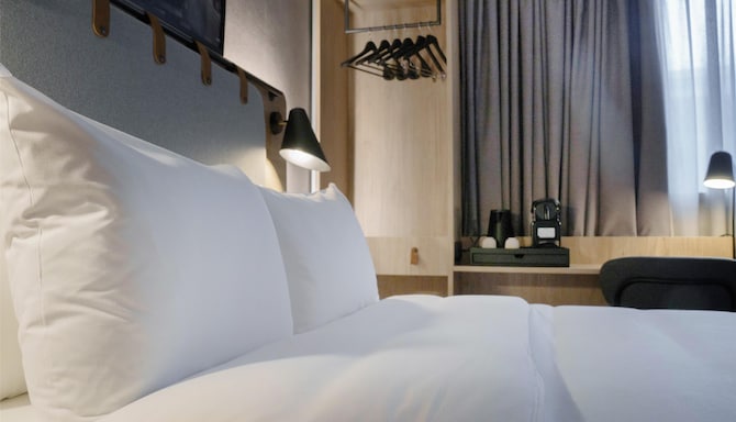 Golden Tulip Louvre Brand - new pillows