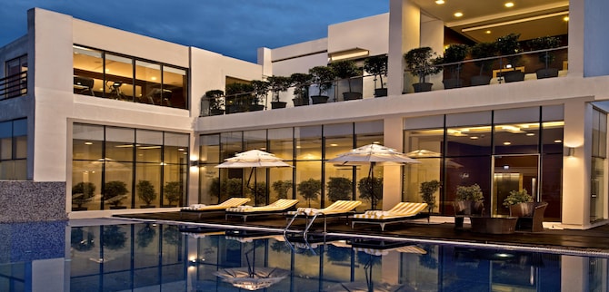 Golden Tulip Lucknow - Swimming Pool