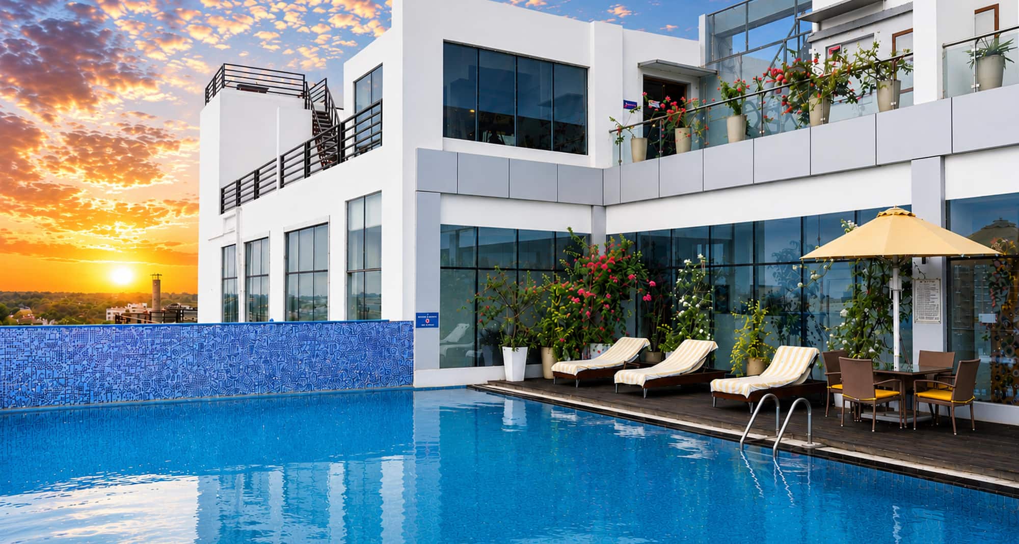 Golden Tulip Lucknow - Swimming Pool