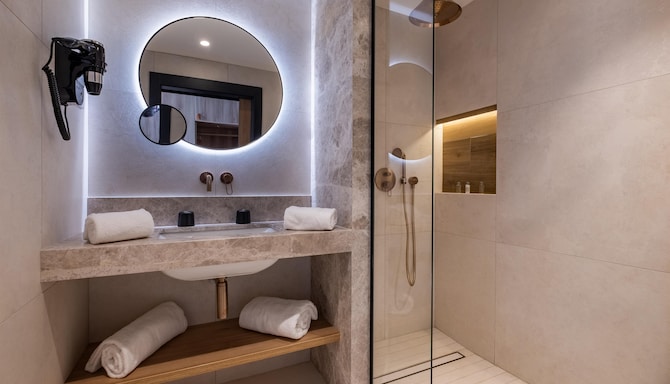 GOLDEN TULIP LYON OUEST TECHLID - Hotel & Spa - Salle de bain de la chambre d'amis (accessible)