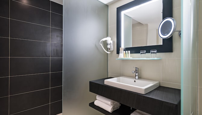 Golden Tulip Marseille Euromed - Bathroom