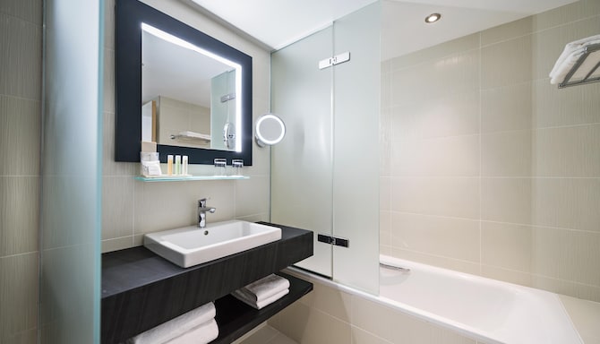 Golden Tulip Marseille Euromed - Bathroom