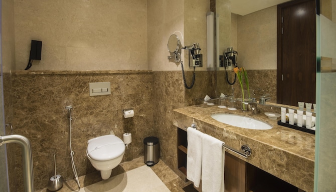 Golden Tulip Media Hotel - Bathroom