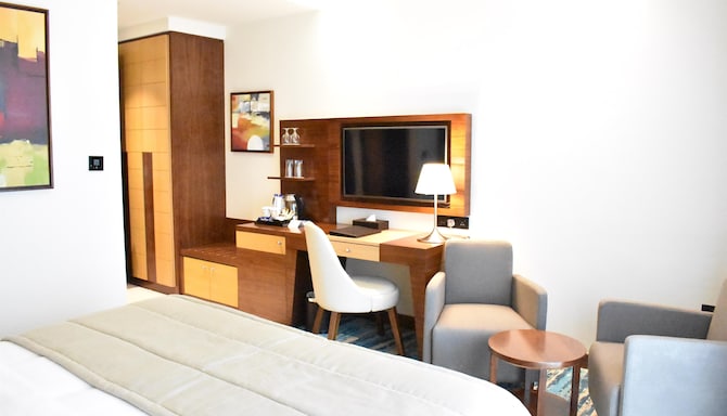 Golden Tulip Media Hotel - Deluxe King