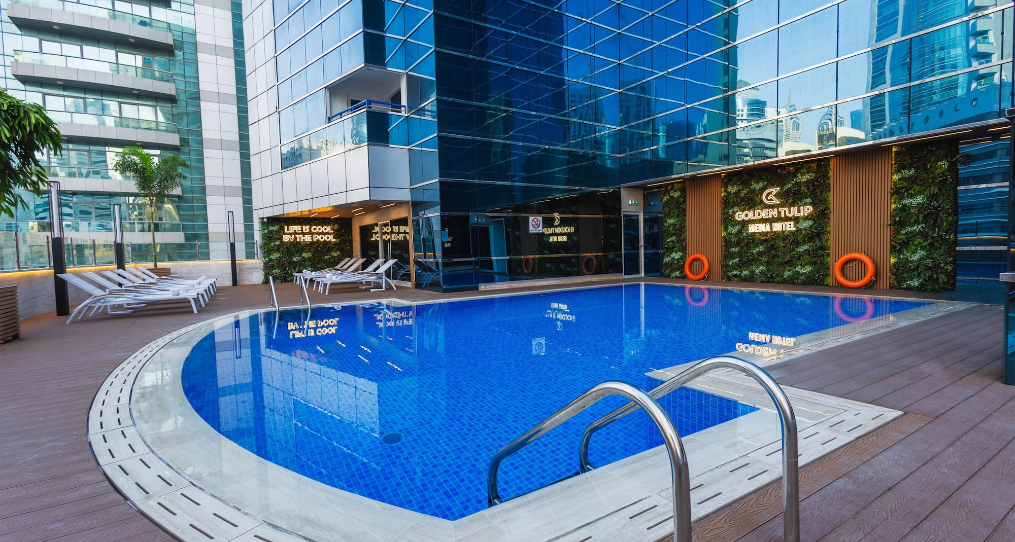 Golden Tulip Media Hotel - Бассейн