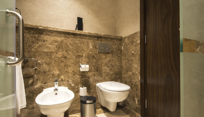 Golden Tulip Media Hotel - Executive Bathroom