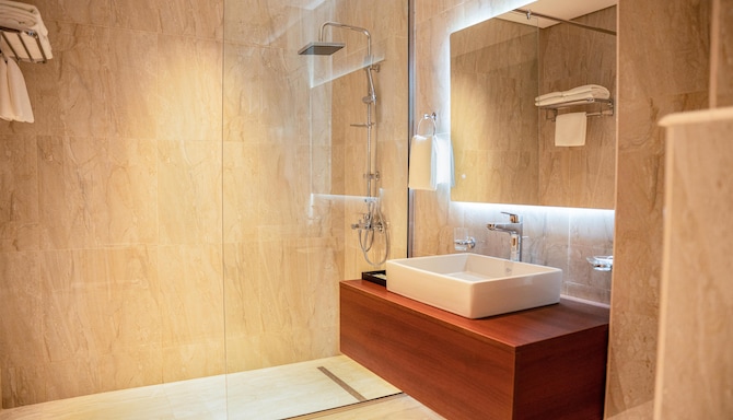 Golden Tulip Muscat The Village - Guest room bath
