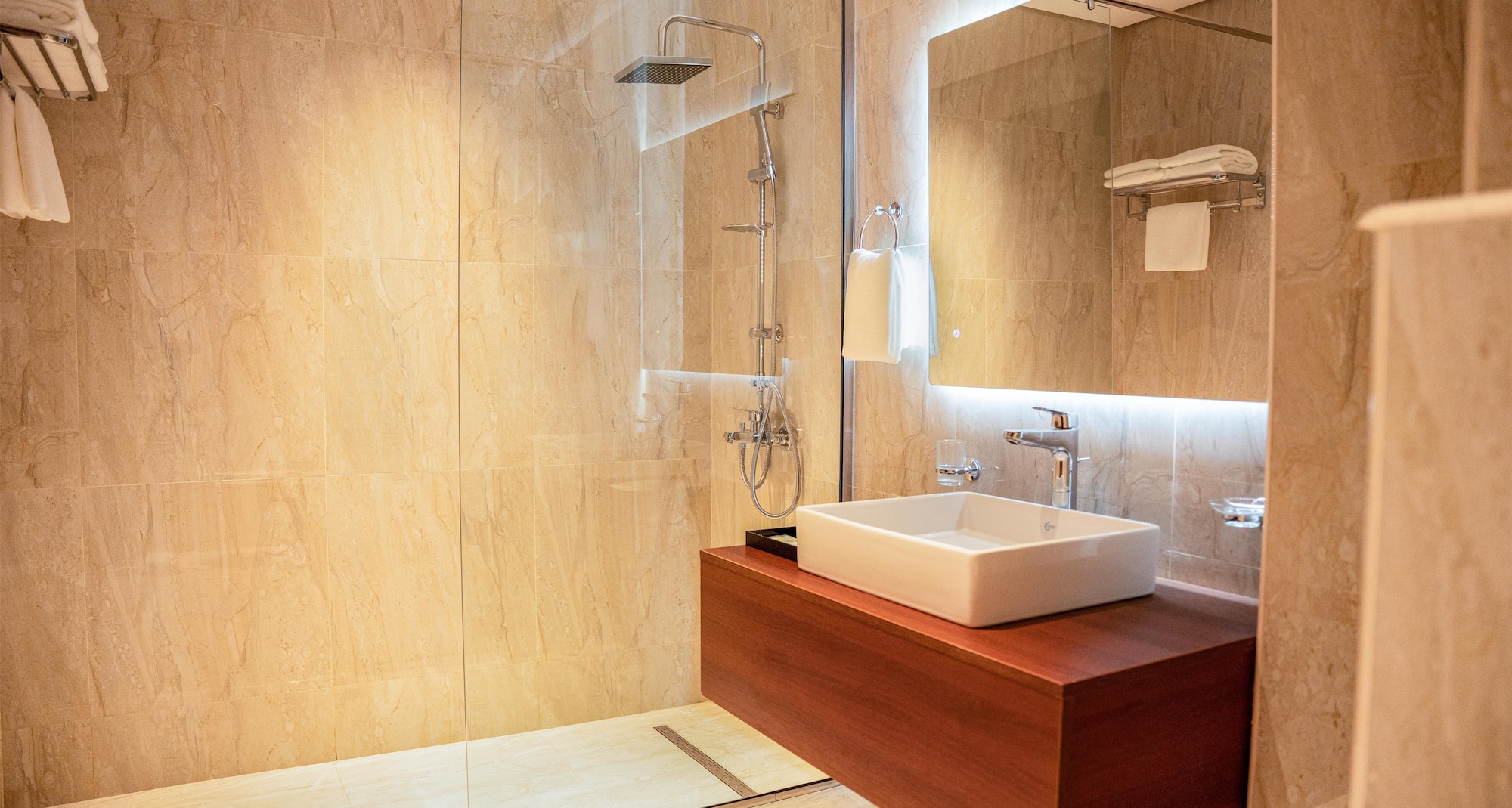 Golden Tulip Muscat The Village - Guest room bath