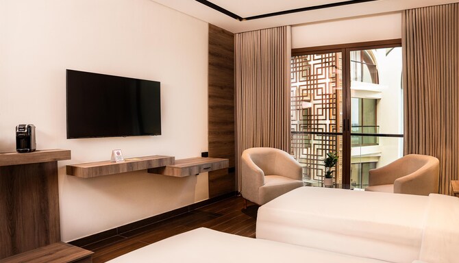 Golden Tulip Muscat The Village - Guest room