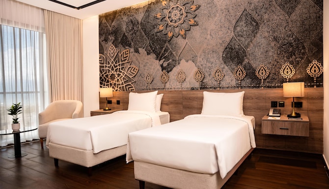 Golden Tulip Muscat The Village - Guest room