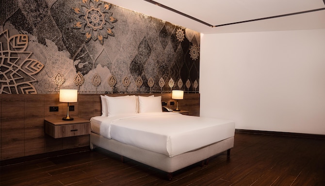 Golden Tulip Muscat The Village - Guest room