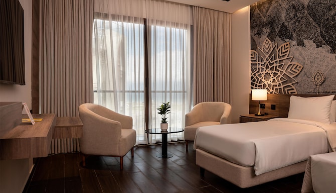 Golden Tulip Muscat The Village - Guest room