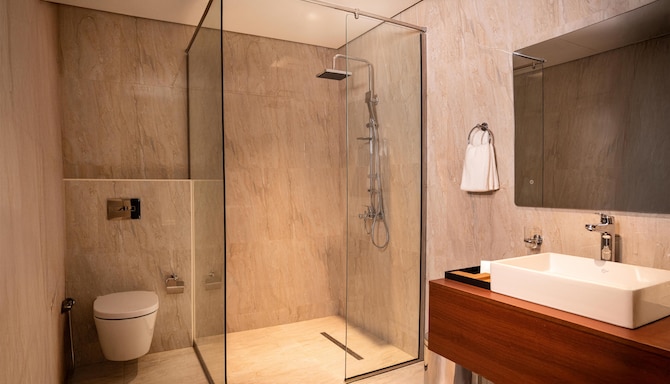 Golden Tulip Muscat The Village - Suite bath