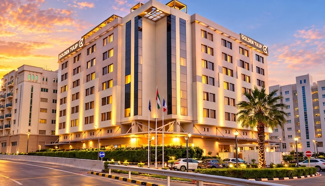 GOLDEN TULIP MUSCAT - Hotel Exterior