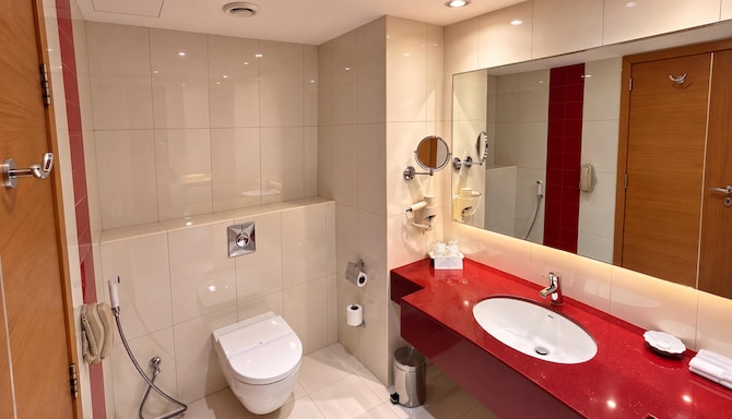 GOLDEN TULIP MUSCAT - Bathroom