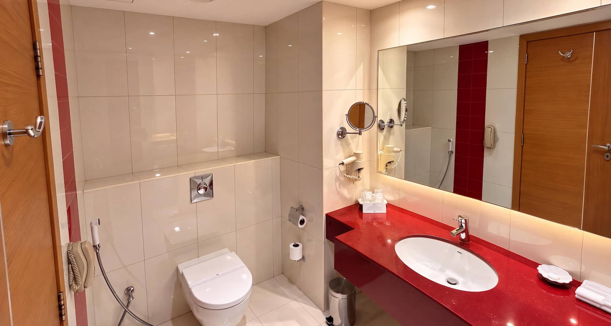 GOLDEN TULIP MUSCAT - Salle de bain de la chambre