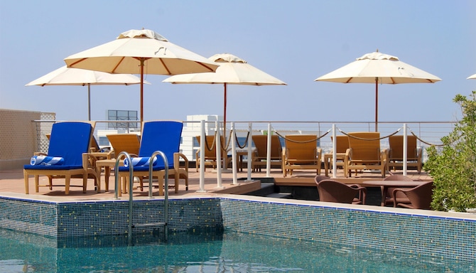 GOLDEN TULIP MUSCAT - Rooftop pool