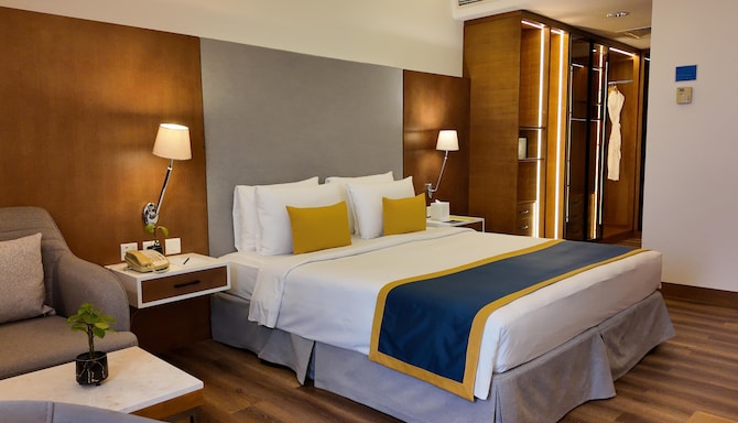 GOLDEN TULIP MUSCAT - Suite RoomNNNN