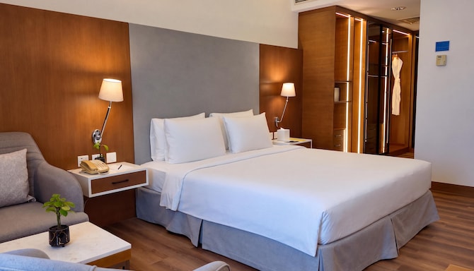 GOLDEN TULIP MUSCAT - Suite Room