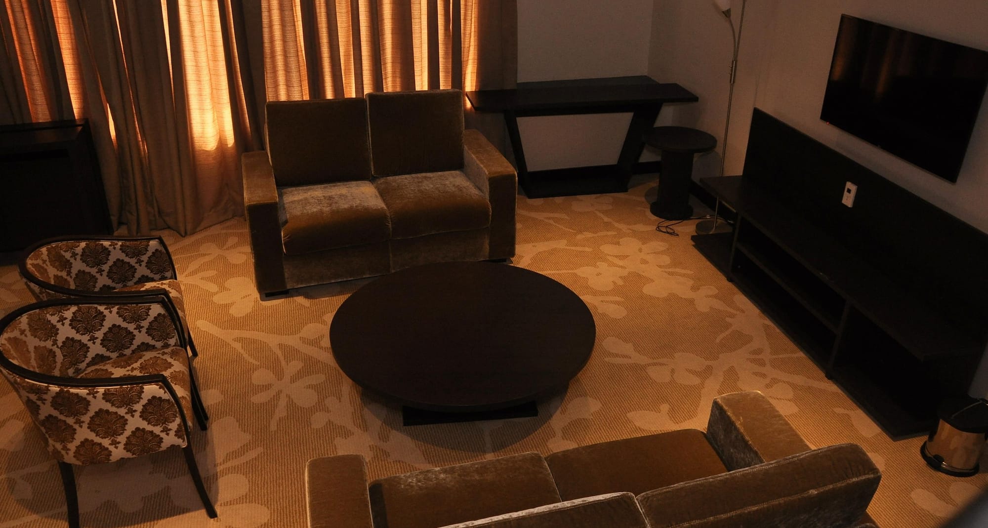 GOLDEN TULIP ONIRU SUITES - PRESIDENTIAL SUITE SITTING AREA