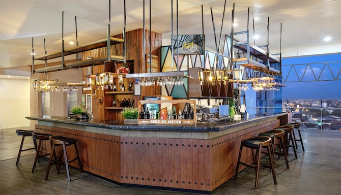 Golden Tulip Pontianak - Copacabana Pool and Lounge