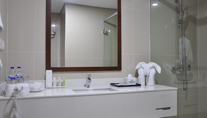 Golden Tulip Pontianak - Junior Suite Bathroom