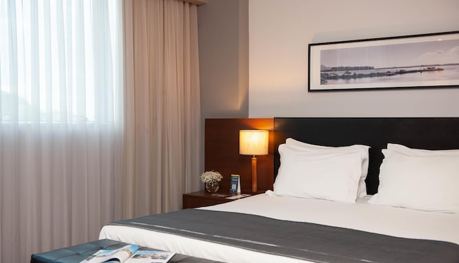 Golden Tulip Porto Vitoria - Deluxe Room Queen Bed