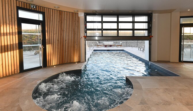 GOLDEN TULIP REIMS - woman