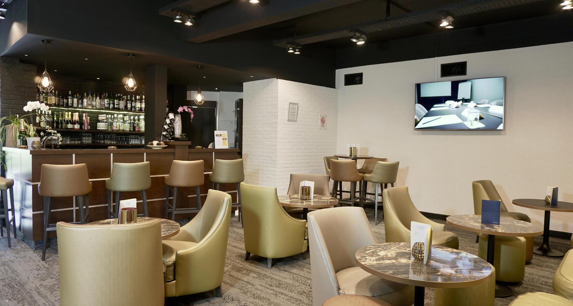 GOLDEN TULIP ROISSY SAINT WITZ - Bar lounge