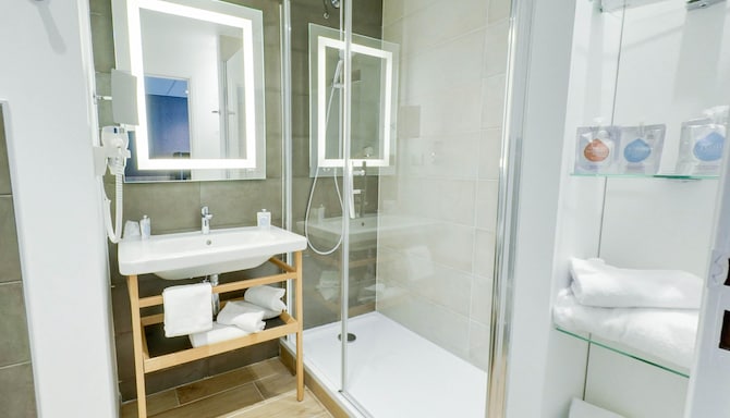 GOLDEN TULIP ROISSY SAINT WITZ - Salle de bain de la chambre