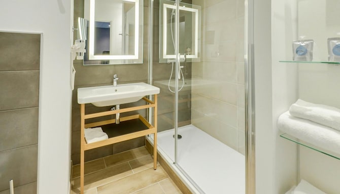 GOLDEN TULIP ROISSY SAINT WITZ - Salle de bain de la chambre
