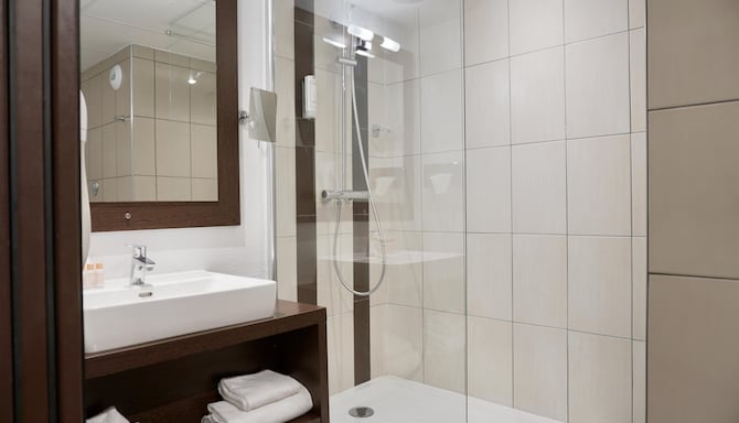GOLDEN TULIP ROISSY SAINT WITZ - Salle de bain de la chambre