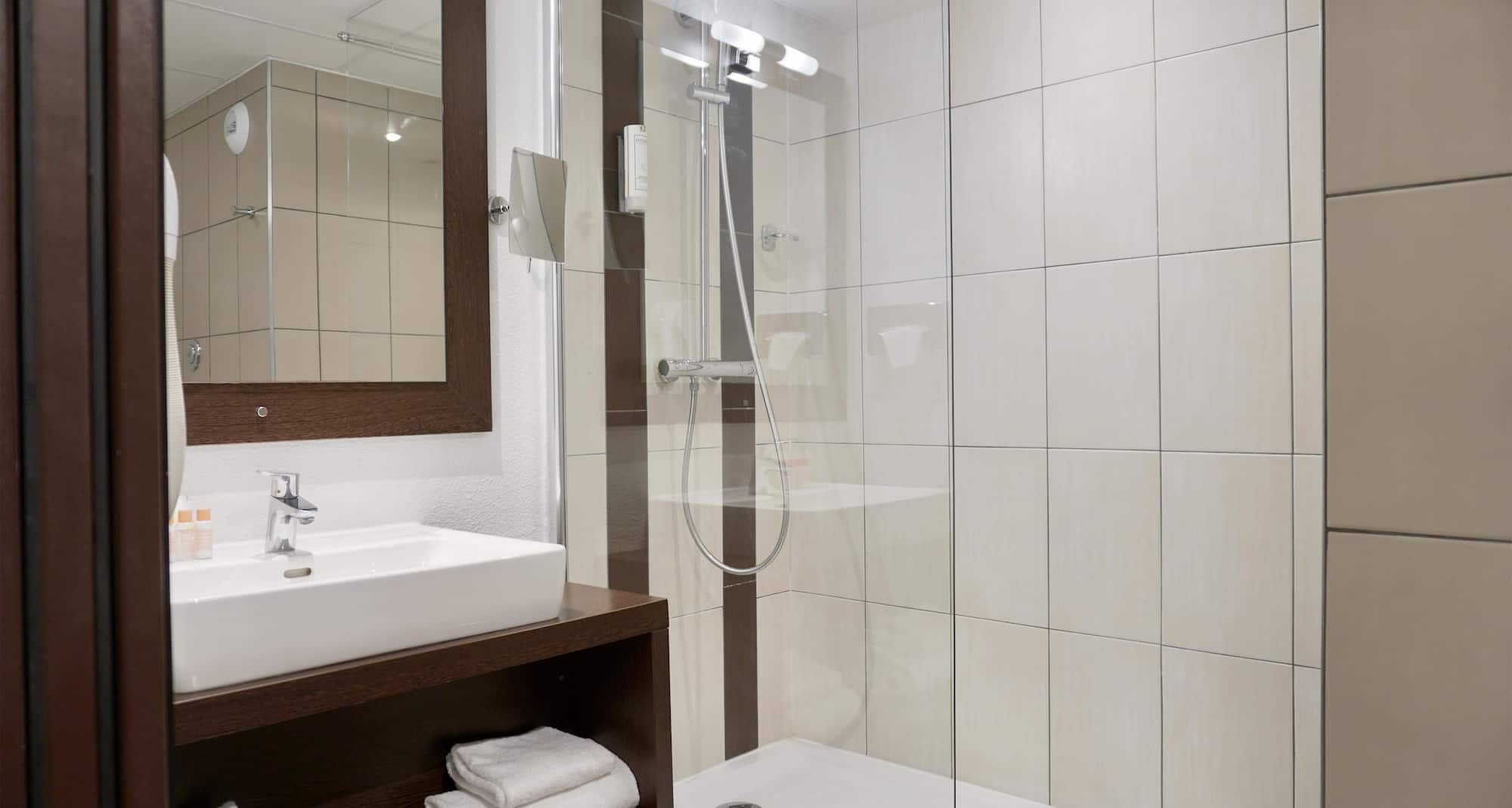 GOLDEN TULIP ROISSY SAINT WITZ - SDB Classic Room 1