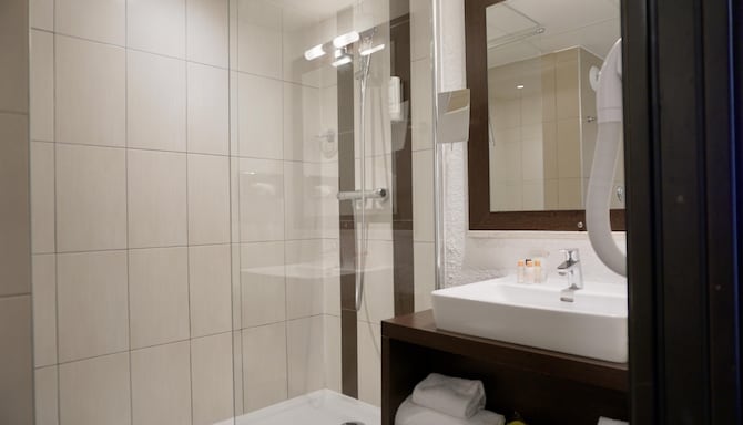 GOLDEN TULIP ROISSY SAINT WITZ - Salle de bain de la chambre