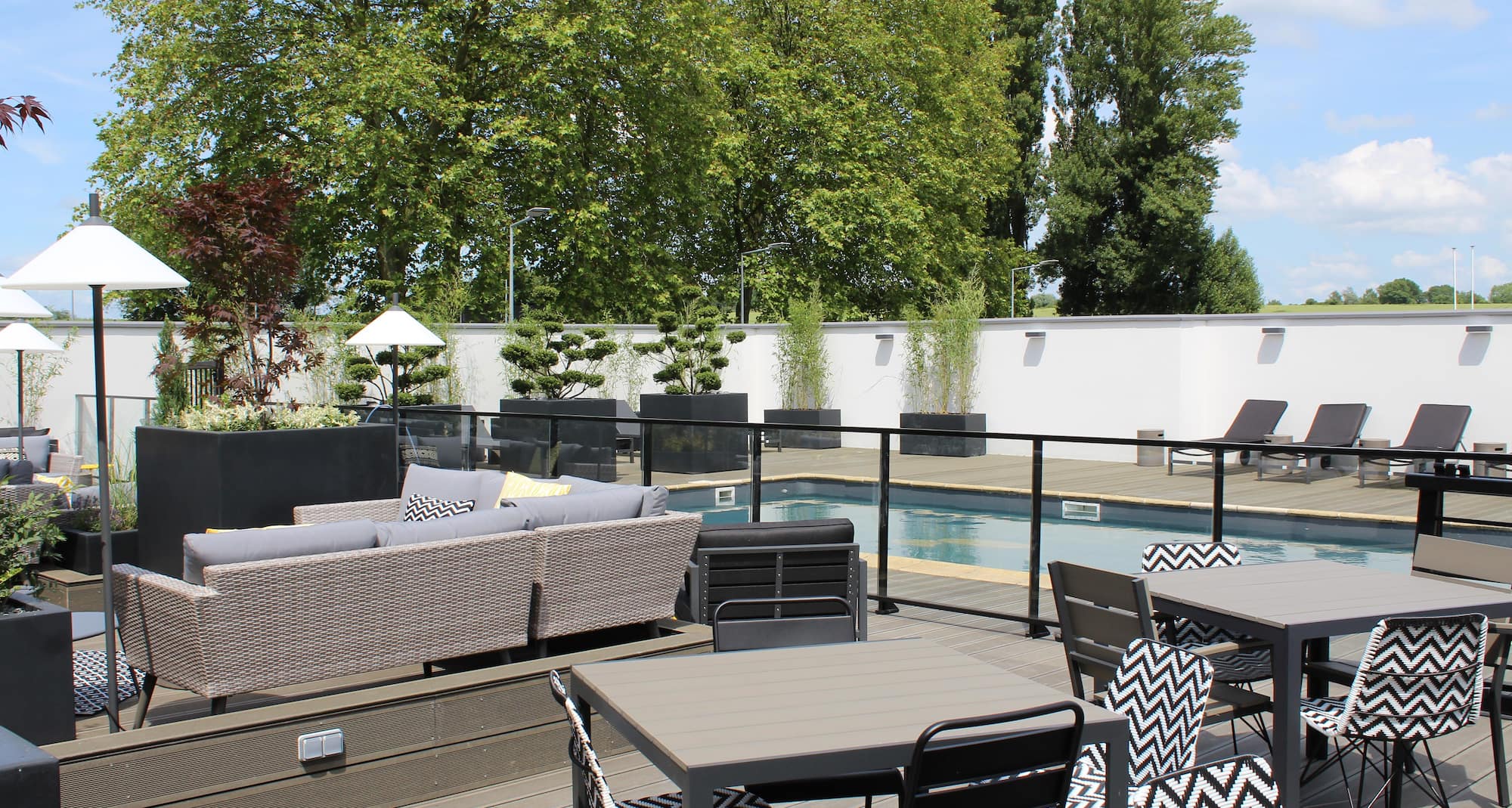 GOLDEN TULIP ROISSY SAINT WITZ - Terrasse et Piscine