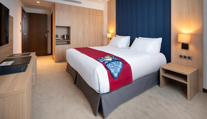 Classique Room 1 King bed, 25SQM, Free WIFI, Coffee facilities, TV, Shower, Minibar, Safe box