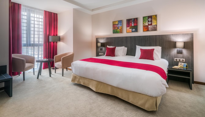 Executive room 1 King bed, 31SQM, Free WIFI, Coffee facilities, TV, Shower, Minibar, Safe box