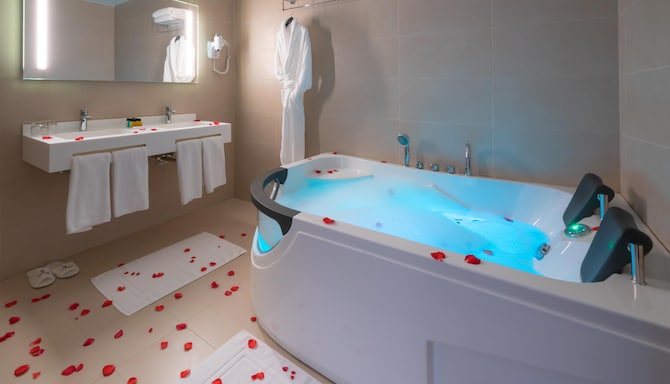 Suite 1 King Bed, 55SQM, Jacuzzi, Free WIFI, Coffee facilities, TV, Shower, Free Minibar