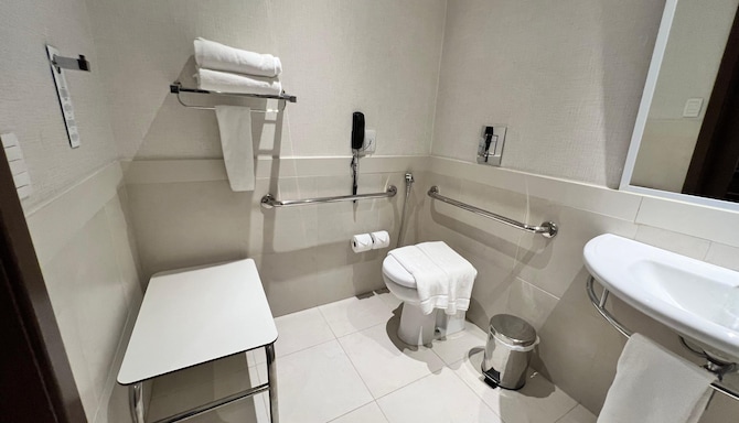 Golden Tulip Sao Jose Dos Campos - Accessible bath